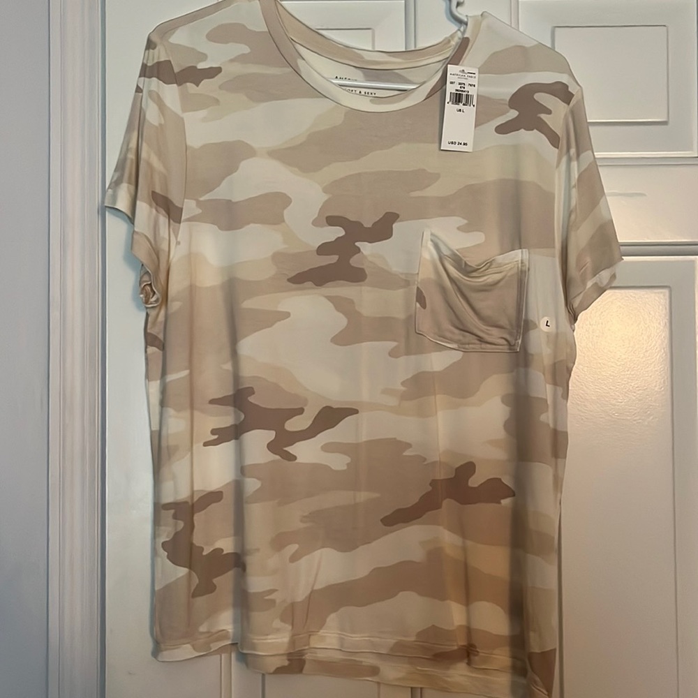 American eagle T-Shirt. Thin material